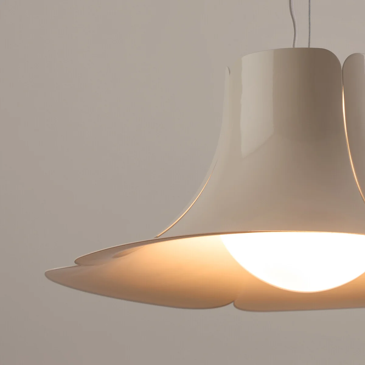 Tessen Petal Ceiling Light in Metal and Opaline Ø48cm – image 4