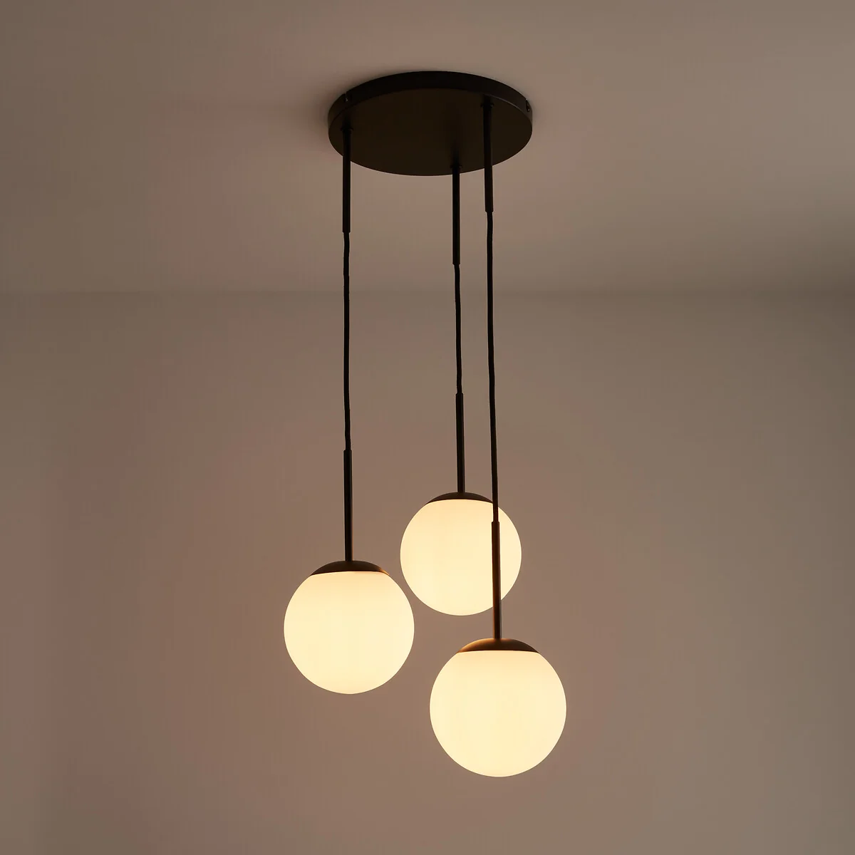 Theide Metal & Opaline Cluster Pendant Light – image 4