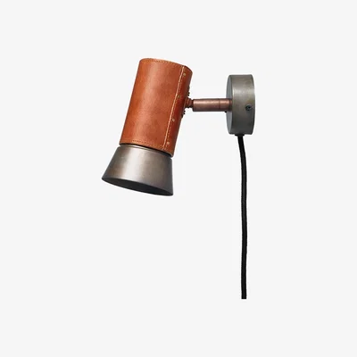 Nordic Nest Konsthantverk Kusk wall lamp Iron oxide/brown leather