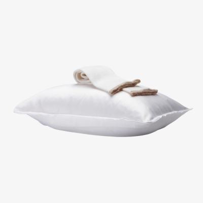 Wolf & Badger Heritage Travel Pillowcase - White With White Trim | London & Avalon