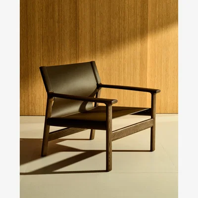 Kave Home Jan armchair made of dark brown recycled leather fibres and FSC 100% solid ash wood with walnut-coloured finish