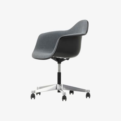 Made in Design Armchair on casters PACC - Eames Plastic Armchair plastic material / (1950) - Full padding / Recycled - Vitra