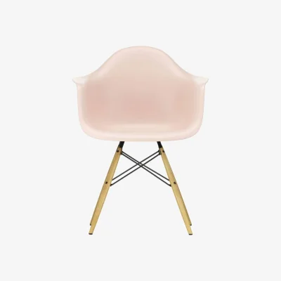 Made in Design RE DAW - Eames Plastic Armchair Armchair plastic material pink / (1950) - Light wood legs / Recycled - Vitra