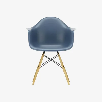 Made in Design RE DAW - Eames Plastic Armchair Armchair plastic material blue / (1950) - Light wood legs / Recycled - Vitra