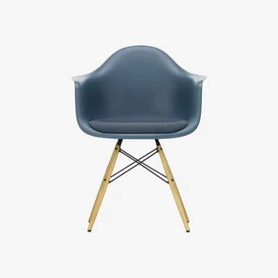 Made in Design Armchair RE DAW - Eames Plastic Armchair plastic material / (1950) - Light wood legs - Padded seat / Recycled - Vitra