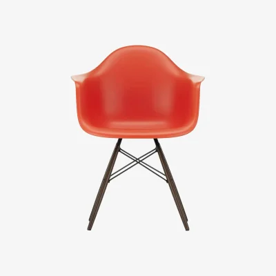 Made in Design RE DAW - Eames Plastic Armchair Armchair plastic material red / (1950) - Light wood legs / Recycled - Vitra