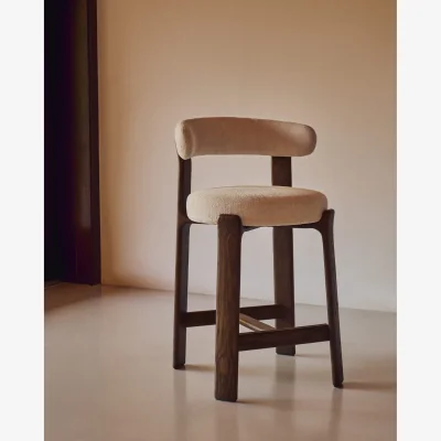 Kave Home Granite fire-retardant stool with backrest in beige chenille and solid ash wood with walnut-coloured finish FSC 100% 65cm