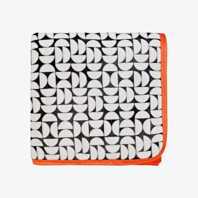 Dunelm Helena Springfield Dahl Tolka Fleece Throw Black and white