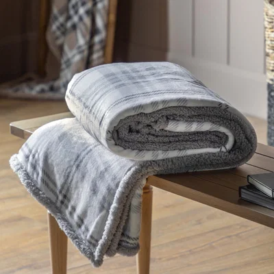 Knees Tartan Sherpa Throw - Grey