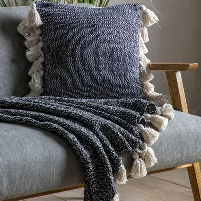 Knees Woven Throw with Tassels - Black