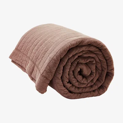Nordic Nest Magnhild vadderat bedspread 280x280 cm Berry