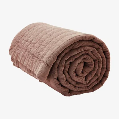 Nordic Nest Magnhild vadderat bedspread 160x280 cm Berry
