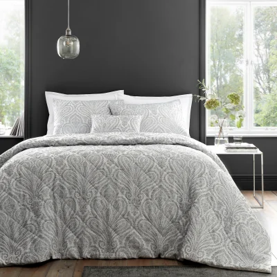 Downtown Portfolio Montpellier Quilted Throw - Silver