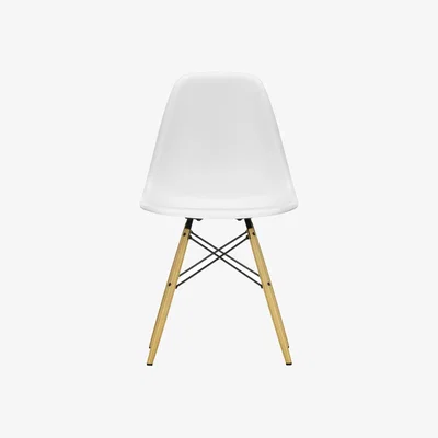 Made in Design Chair RE DSW - Eames Plastic Side Chair plastic material / (1950) - Base, legs Light wood / Recycled wood - Vitra
