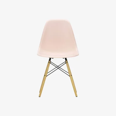 Made in Design RE DSW - Eames Plastic Side Chair Chair plastic material pink / (1950) - Light wood legs / Recycled - Vitra