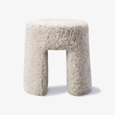 Nordic Nest Fredericia Furniture Sequoia ottoman Sheepskin moonlight