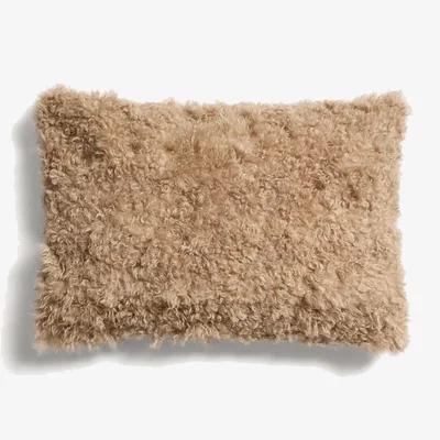 Kave Home Seruva beige curl-effect faux fur cushion cover 40 x 60 cm