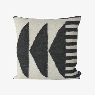 Nordic Nest Kelim cushion black black triangles