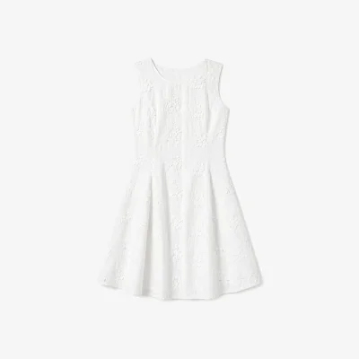 Wolf & Badger Women's Yumi White Cotton Applique Flower Swing Shift Dress | L