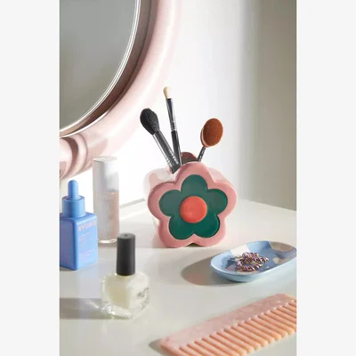 Urban Outfitters ban. do Mod Floral Vase 10.1cm x 7.6cm x 10.1cm at Urban Outfitters