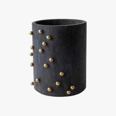 Wolf & Badger Confetti Wide Marble And Brass Vase - Black . Bruci Editora De Diseño