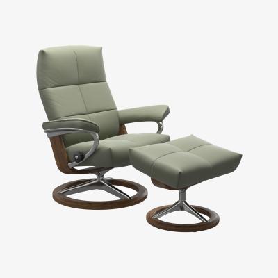 Woods Furniture Stressless David Recliner with Signature Base and Footstool - David Chair Footstool with Signature Base in Noblesse