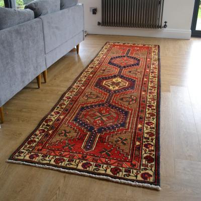 The Rug Seller Meshkin 16508 Traditional Hand Knotted Wool Runner Rug in Red&nbsp;95x317cm