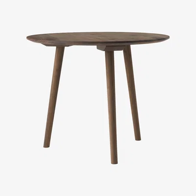 Made in Design In Between SK3 Round table - / Ø 90 cm - Walnut by &tradition Natural wood