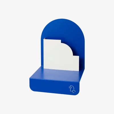 Made in Design Tudo Lua Shelf metal blue / Integrated book wedge - W 38 x D 30 x H 56 cm - ATELIER DOBRA