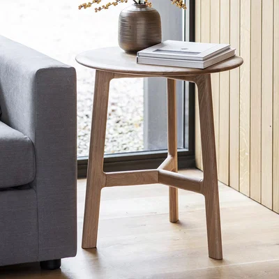 Knees Saddie Light Oak Side Table