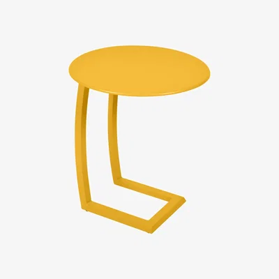 Made in Design Alizé End table metal yellow / Offset - Ø 48 cm - Fermob